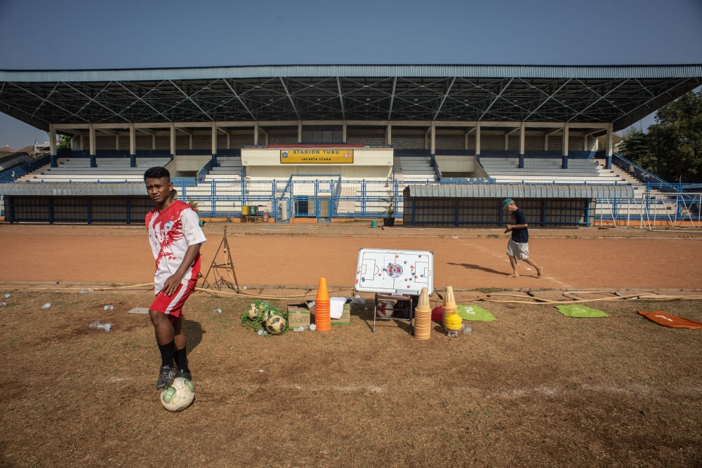 Warga berolahraga di Stadion Tugu, Koja, Jakarta. ANTARA/Aprillio Akbar